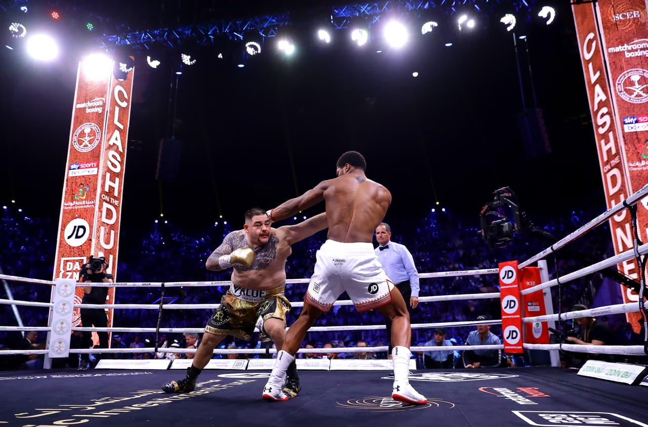 En el segundo round, el mexicano contraatacó y también hirió a Joshua.