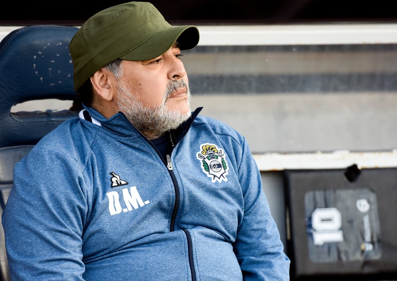 Con rostro serio arrancó el partido en la banca. Gimnasia necesita comenzar a sumar de tres.