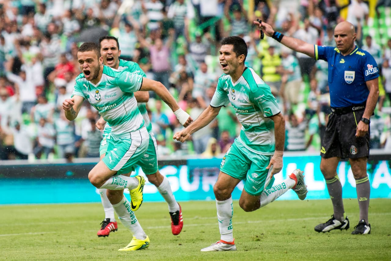 Es cierto que al momento de conseguir la anotación solo había ocho rivales en la cancha por las expulsiones de Efraín Velarde y Carlos Guzmán, y la lesión de Juan González, pero tuvo el mérito de aprovechar las circunstancias.