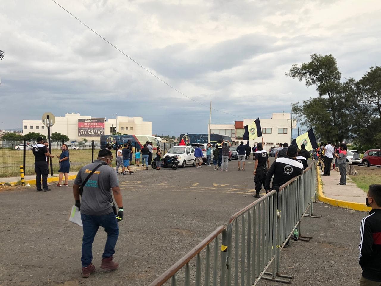 Aficionados desoyen medidas y reciben a Querétaro y América