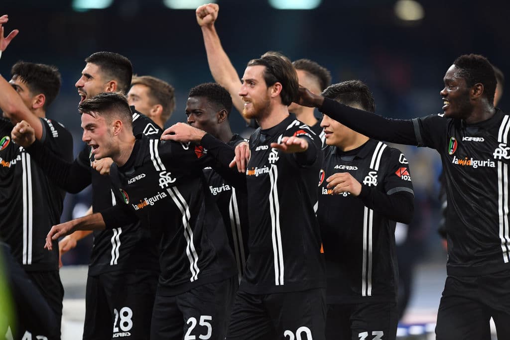 Con un autogol de Juan Jesus al minuto 37 Spezia logra mantener la difrencia y le pegan 0-1 al Napoli y en su estadio.