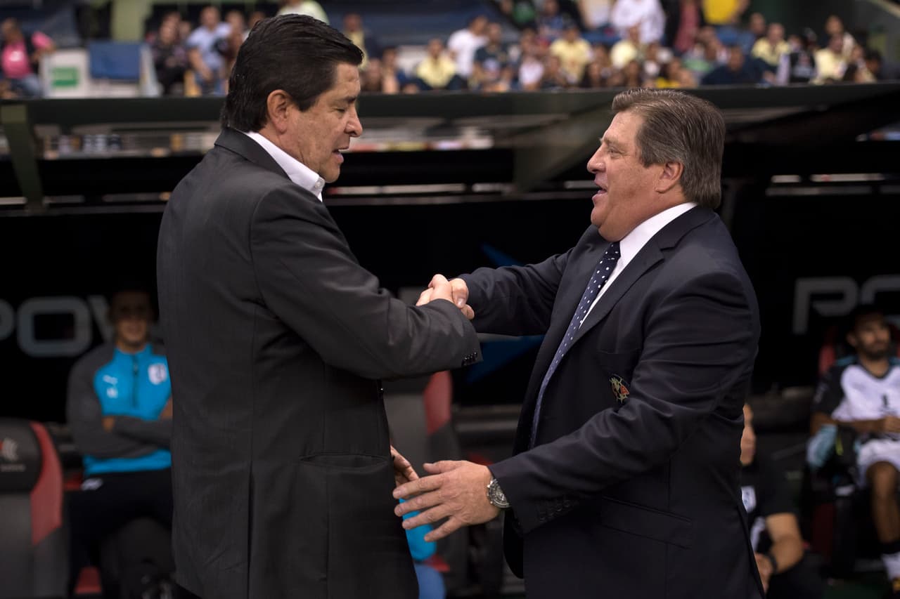 Experiencia en el banquillo. Tena y Herrera se saludaron con mucho afecto previo al arranque del juego.