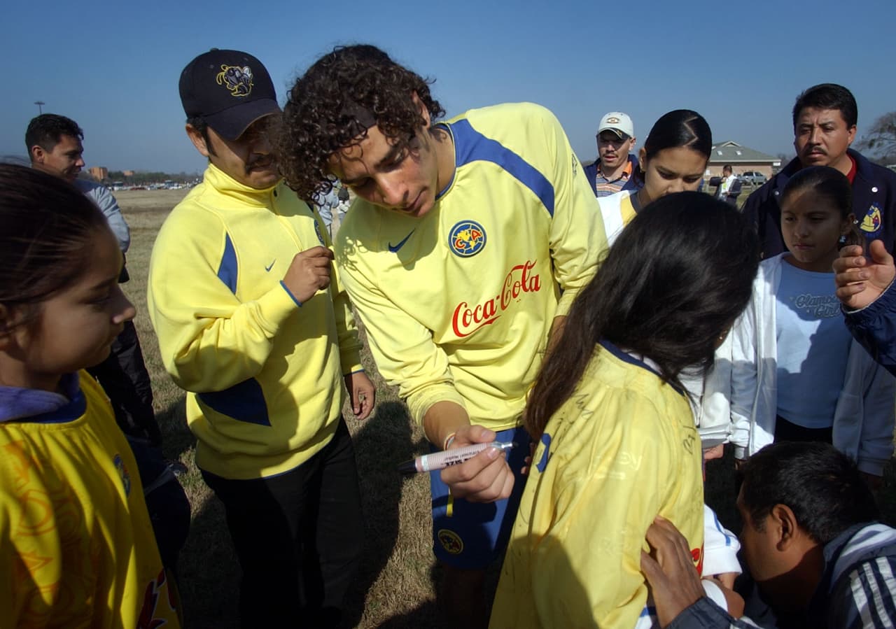 En el América debutó con 19 años, debido a la baja por una cirugía de Adolfo Ríos. Aunque tuvo momentos en los que fue relegado a la suplencia, desde ese entonces fue prenda de garantía para el arco de las Águilas.