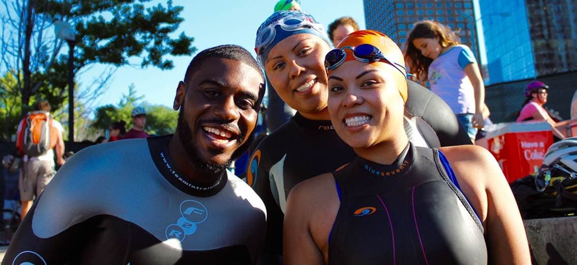 Más de 450 atletas se prepararon para el Triatlón Transamerica de Chicago en la playa de Ohio St.