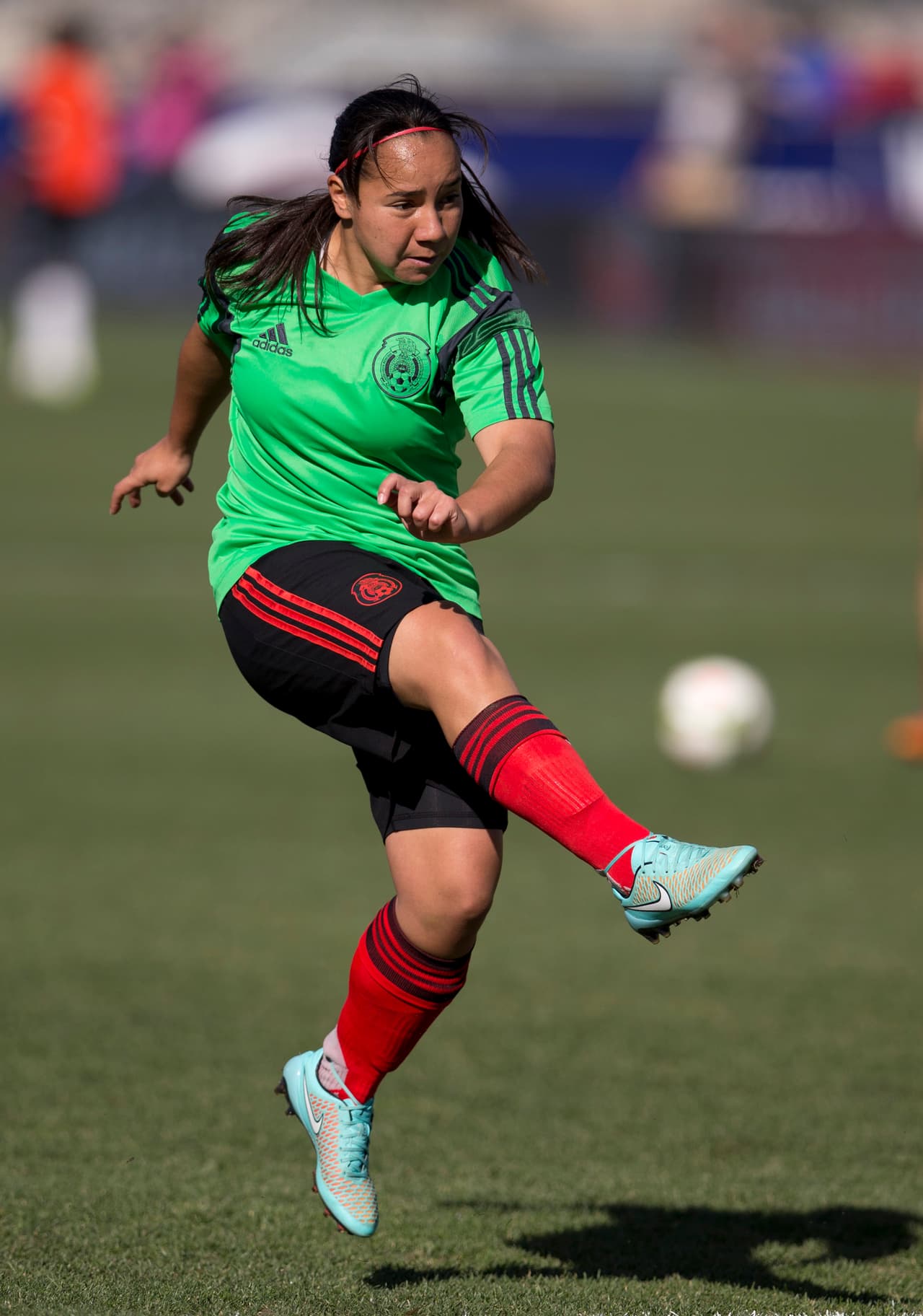 En 2005, Charlyn impuso un récord de dominadas: 8,671 toques seguidos en una hora con 40 minutos. Fue ahí donde Rafael Amador la ‘descubrió’ e invito a entrar a una academia de futbol femenil.