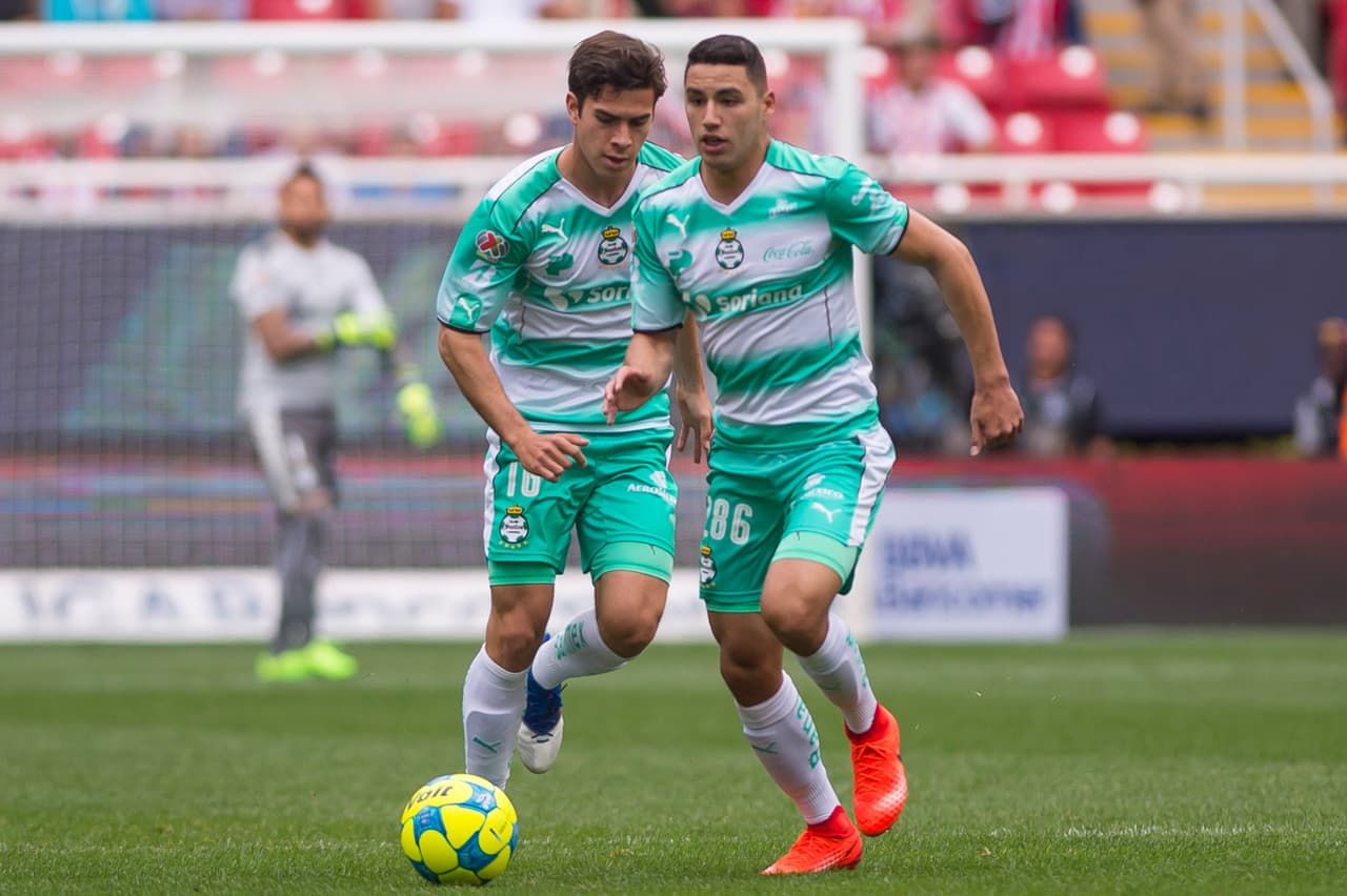 Con solo 19 años, Jorge Sánchez ya es el lateral derecho de Santos Laguna ganándole el puesto a Abella. Sin embargo contra Chivas él fue el eslabón más débil de su equipo entregándose varias veces en la marca.