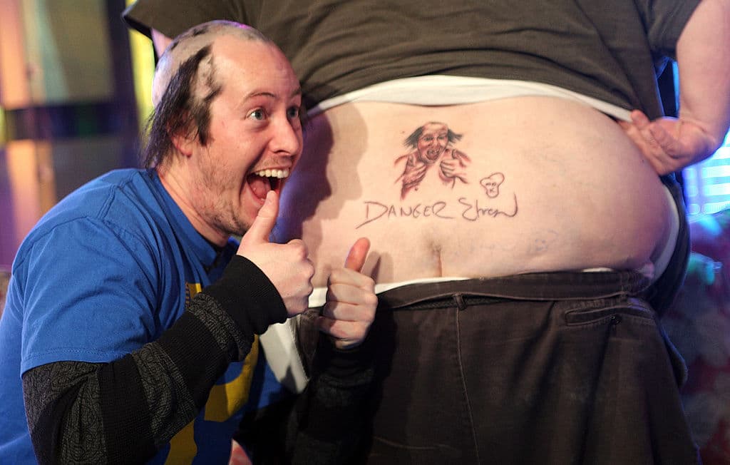 "Seguí poniéndome más y más blanco", dice Knoxville. Le pidió a su esposa Naomi Nelson que le hiciera un corte de cabello y la creación final fue sorprendentemente buena.