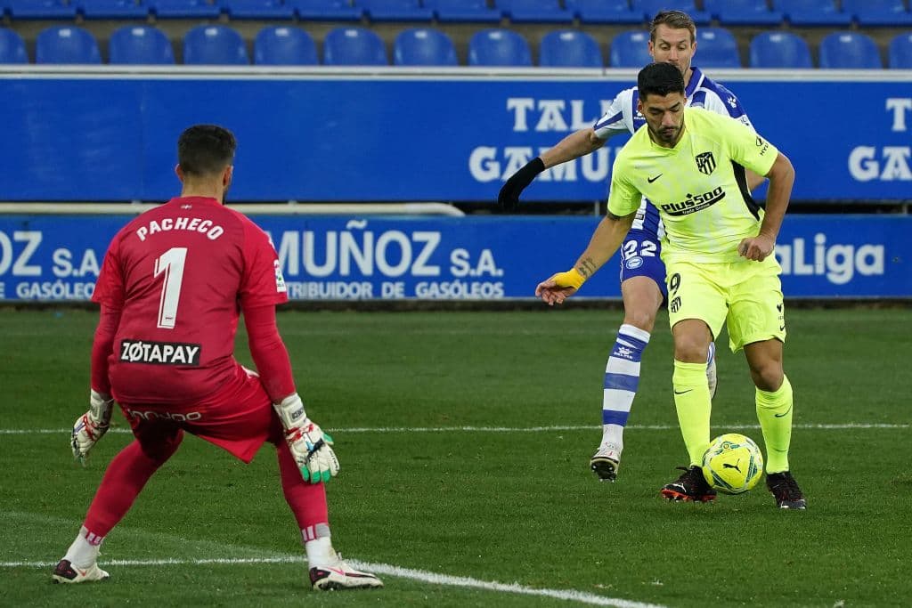 Atletico de Madrid vence al Alavés 2-1 con goles de Llorente y Suárez. Los colchoneros se colocan como líderes de la tabla de LaLiga con menos partidos jugados que el Real Madrid.