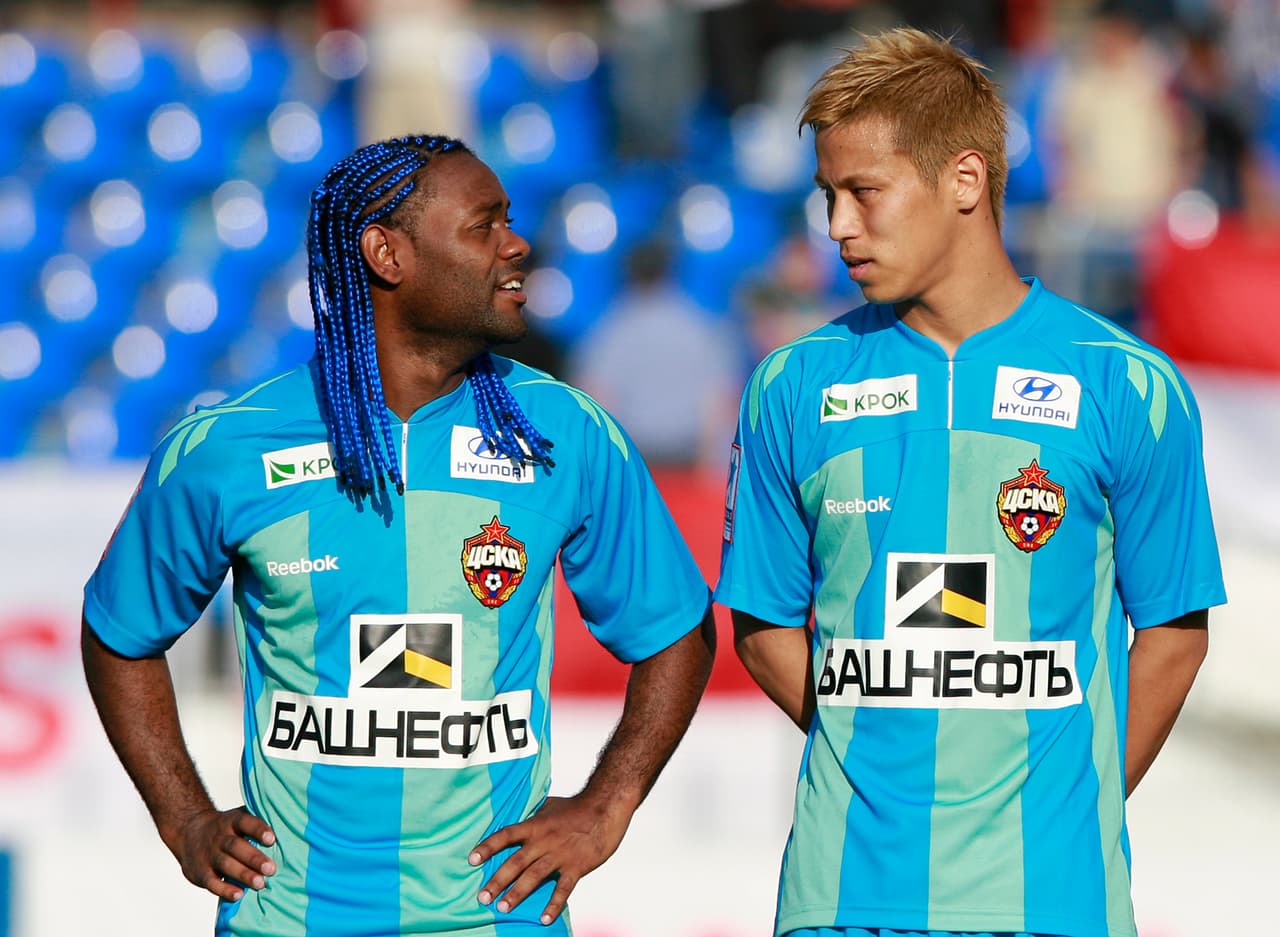 Los brasileños y los japoneses son muy creativos con sus 'looks': Vagner Love junto a Keisuke Honda jugando para el CSKA de Moscú.
