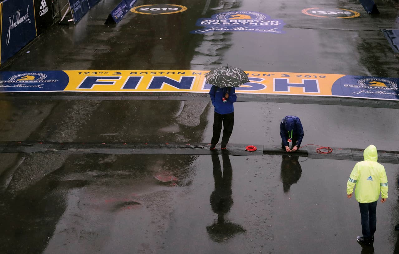 La lluvia fue una inesperada invitada en el Maratón de Boston y obligó a la espera de los participantes en una jornada en la que la seguridad previa estuvo a tope para ofrecer garantías.