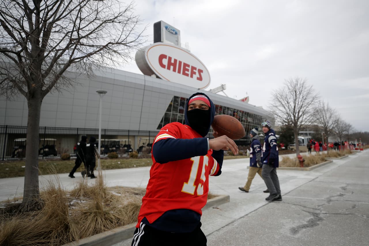 En las afueras de Arrowhead Stadium se reunieron los fanáticos de los Chiefs para entrar en calor antes de la Final de la AFC.