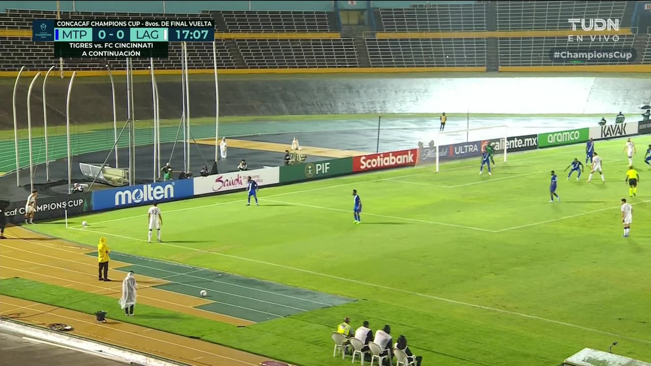 ¡GOL!  anota para LA Galaxy. João Klauss