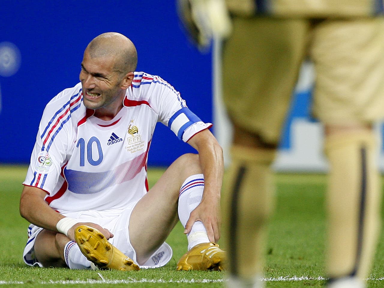 'Zizou' fue víctima del juego recio de los italianos, cuya defensa era una de las más contundentes.