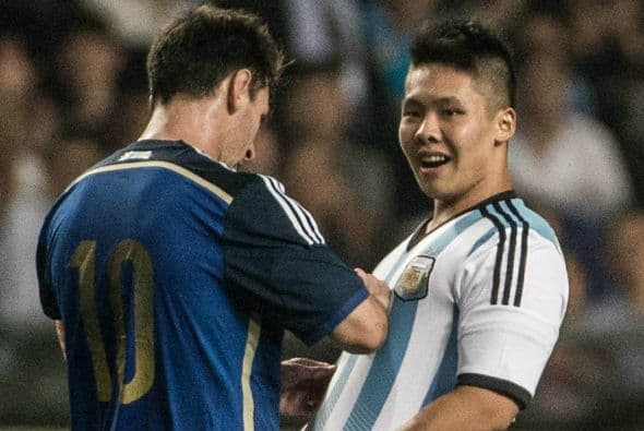 El argentino accedió a firmar la playera del aficionado que invadió el campo.