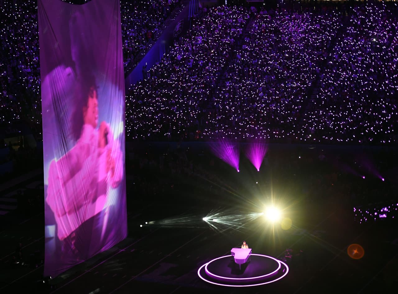 El cantante pop estadounidense, aparentemente sin permiso, desplegó una imagen de Prince durante su participación en el espectáculo en el U.S. Bank Stadium de Minneapolis.