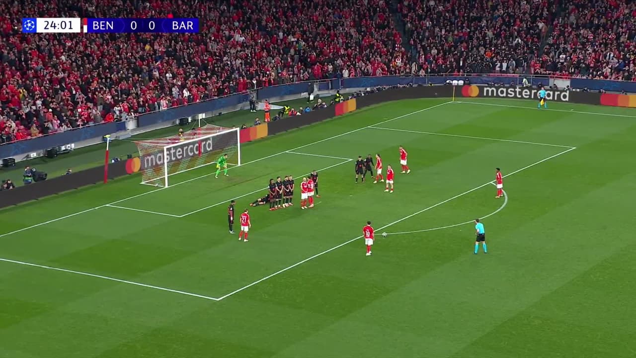 ¡TIRO ATAJADO! disparo por Orkun Kökçü.