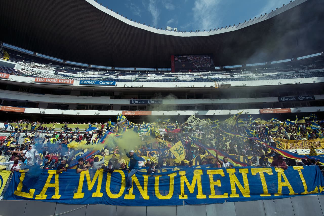 Las Águilas, tanto el equipo varonil y femenil, convivieron con los aficionados y se tomaron la foto oficial con ellos en el Estadio Azteca.