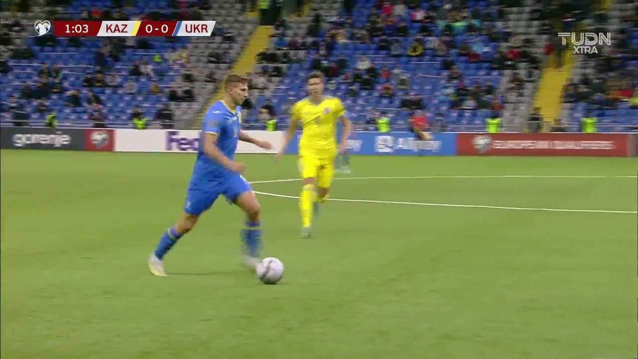 ¡GOL!  anota para Ucrania. Roman Yaremchuk