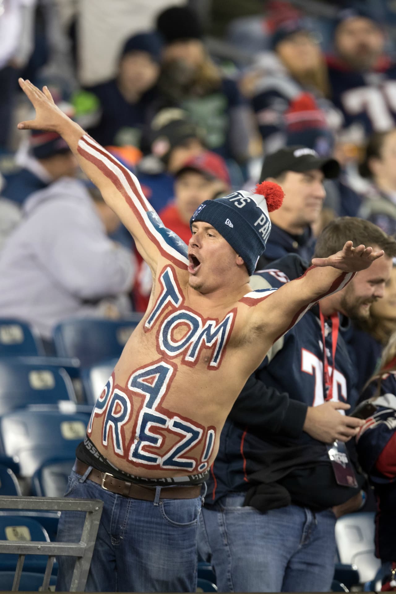 Este fan de los Patriots ni cara le hizo al frío.