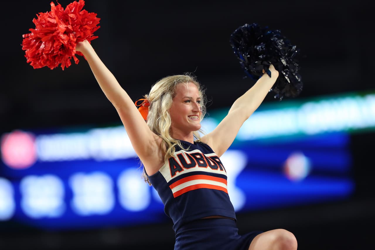 El color y la fiesta son protagonistas en la definición del básquetbol universitario de la NCAA, que tuvo de nuevo a los hinchas y a las porristas como los ejemplos de la alegría fuera de la competencia.