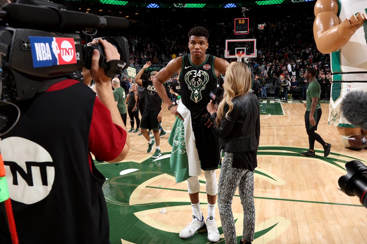 Aunque los locales solo se quedaron con el segundo cuarto, tuvieron a un Giannis Antetokounmpo inspirado con 30 puntos, 13 rebotes y seis asistencias. Sin embargo, el héroe resultó Khris Middleton con un triple en los segundos finales.