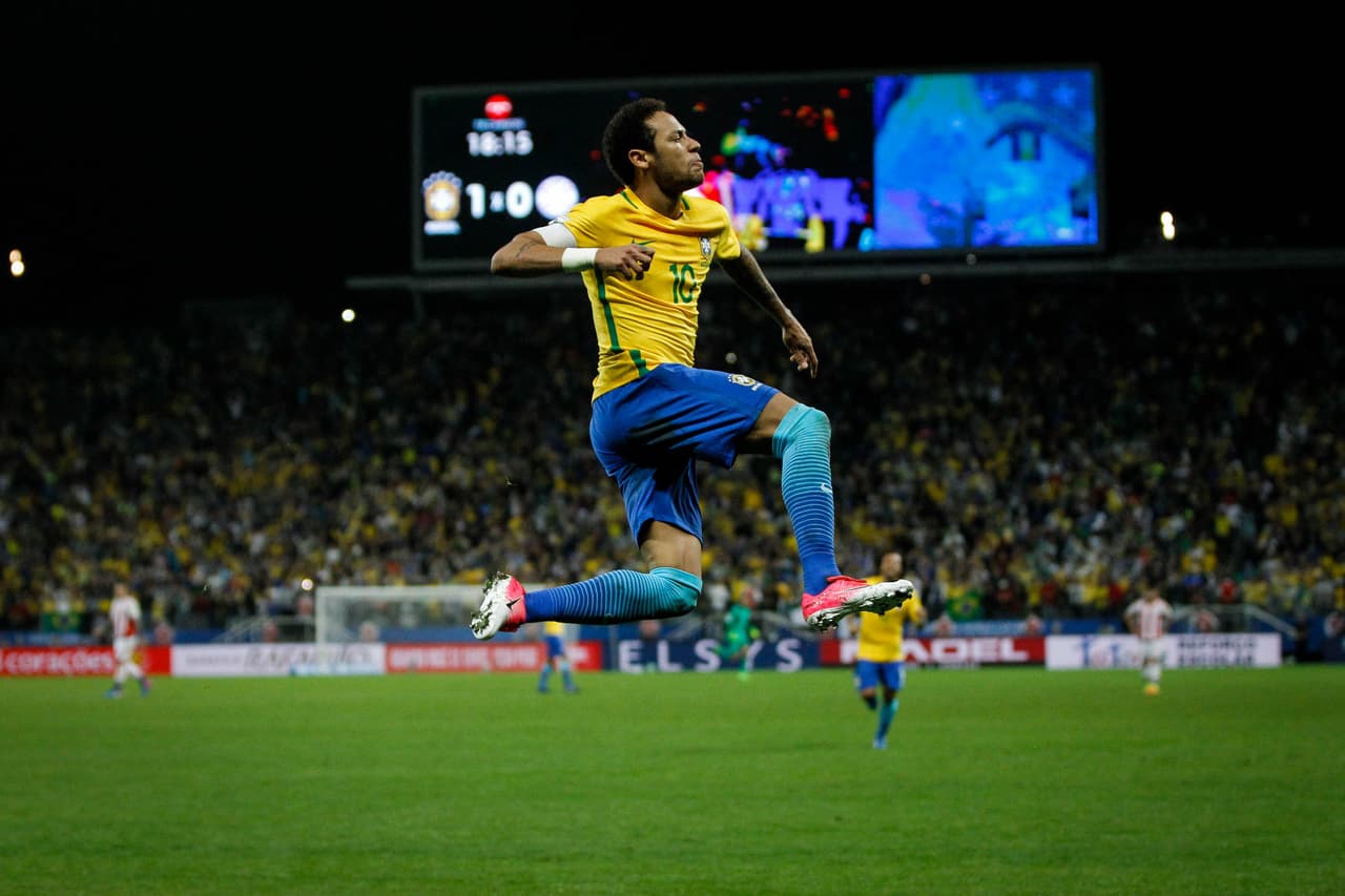 Brasil se impuso 3-0 contra Paraguay y llegó a 33 puntos, con lo que por lo menos garantizó disputar el repechaje para el Mundial de Rusia 2018 en la fecha 14 de la eliminatoria de Conmebol.