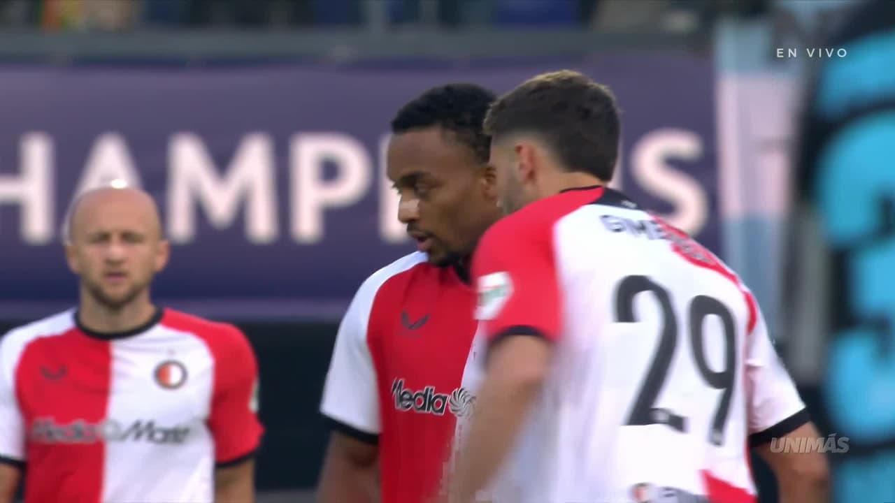 ¡Rueda la pelota en Róterdam! Ya juega Santi Giménez la Champions