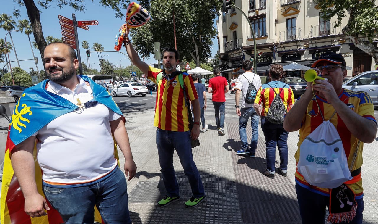 Sevilla ha sufrido el asalto de miles de aficionados del Barcelona y el Valencia, que han llegado con la ilusión de conseguir un título más en su palmarés en esta Copa del Rey. Desde muy temprano han colmado las calles de la ciudad andaluza y los FanFest dispuestos por la Real Federación (RFEF) en las cercanías del Estadio Benito Villamarín.