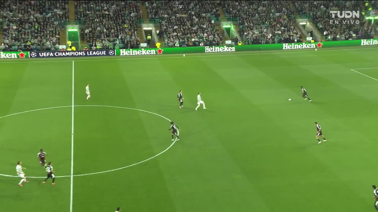 Arranca el partido y la pelota está en juego.