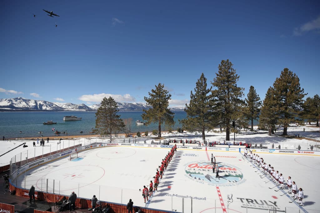 El duelo se llevó a cabo en el lago Tahoe, al aire libre y sin público. Ambos conjuntos son serios candidatos para levantar la Stanley Cup. “Es algo que tienes que ver para creer. Las fotos, por muy bonitas que sean, no representan lo que es de verdad. Es inspirador cuando sales y ves la montaña y el lago. Lo único que nos hace falta son los aficionados”, declaró DeBoer, entrenador de Vegas Golden Knights.