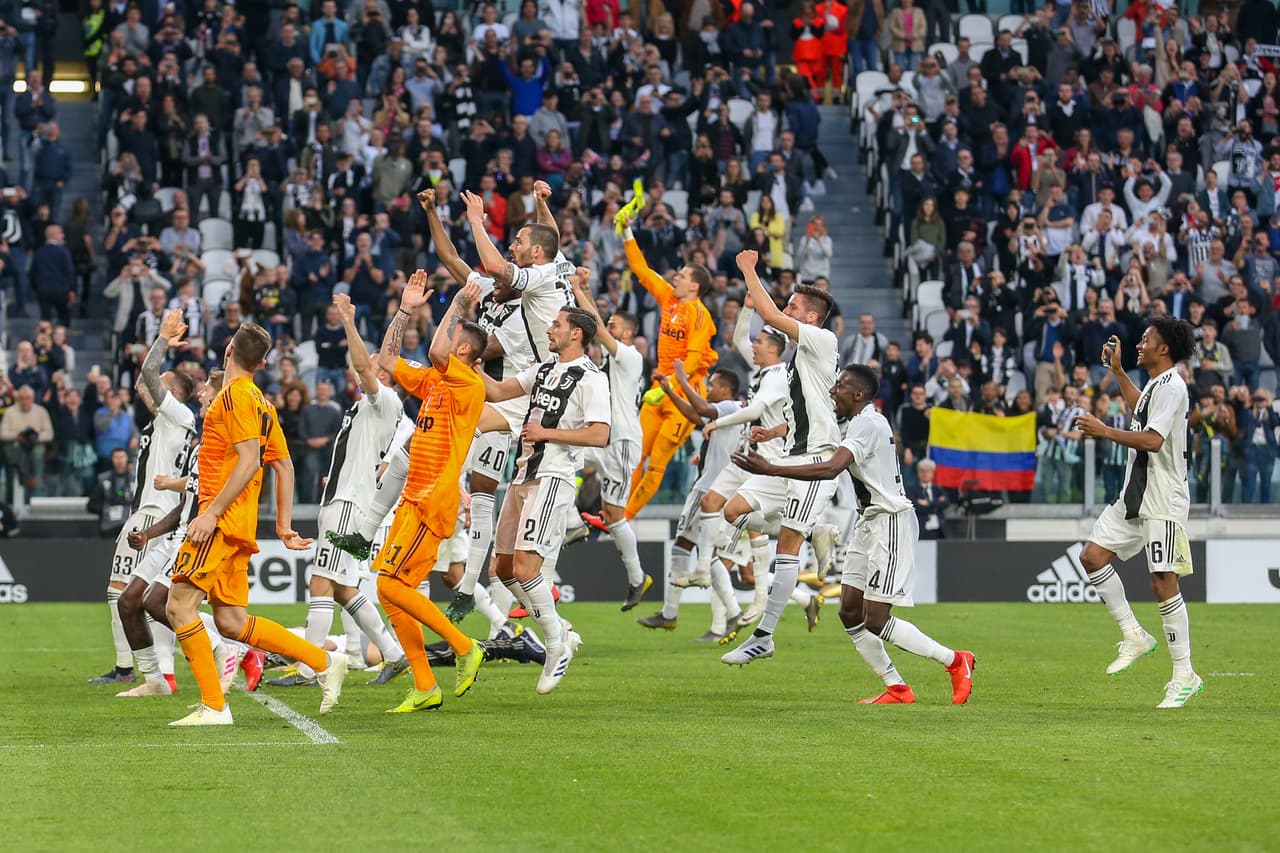 Al finalizar el juego ante la Fiorentina, que ganaron por 2-1, los jugadores, cuerpo técnico y colaboradores de la Juventus saltaron al césped de su estadio para celebrar el scudetto número 35 en su historia y el octavo consecutivo. Entre champagne, agua y espuma se vivió la fiesta de la Vecchia Signora en Turín.