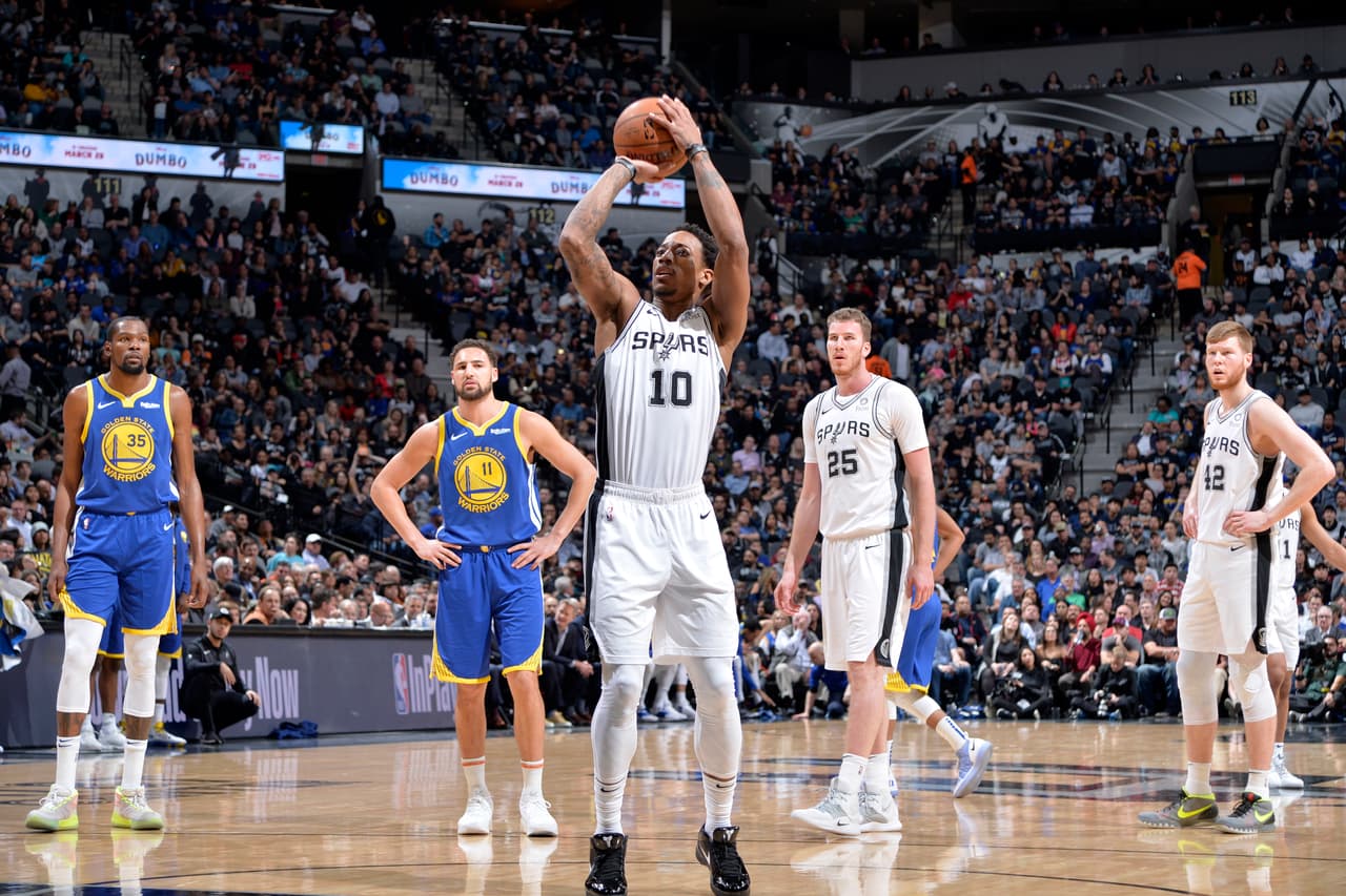 Warriors 105-111 Spurs: DeMar DeRozan y LaMarcus Aldridge se encargaron de tirar del carro de San Antonio con 49 puntos entre los dos, que además lograron cada uno un doble-doble. Curry y compañía no tuvieron una buena noche y pagaron las consecuencias. Los texanos ahora tienen 42 victorias y son quintos del Oeste.
