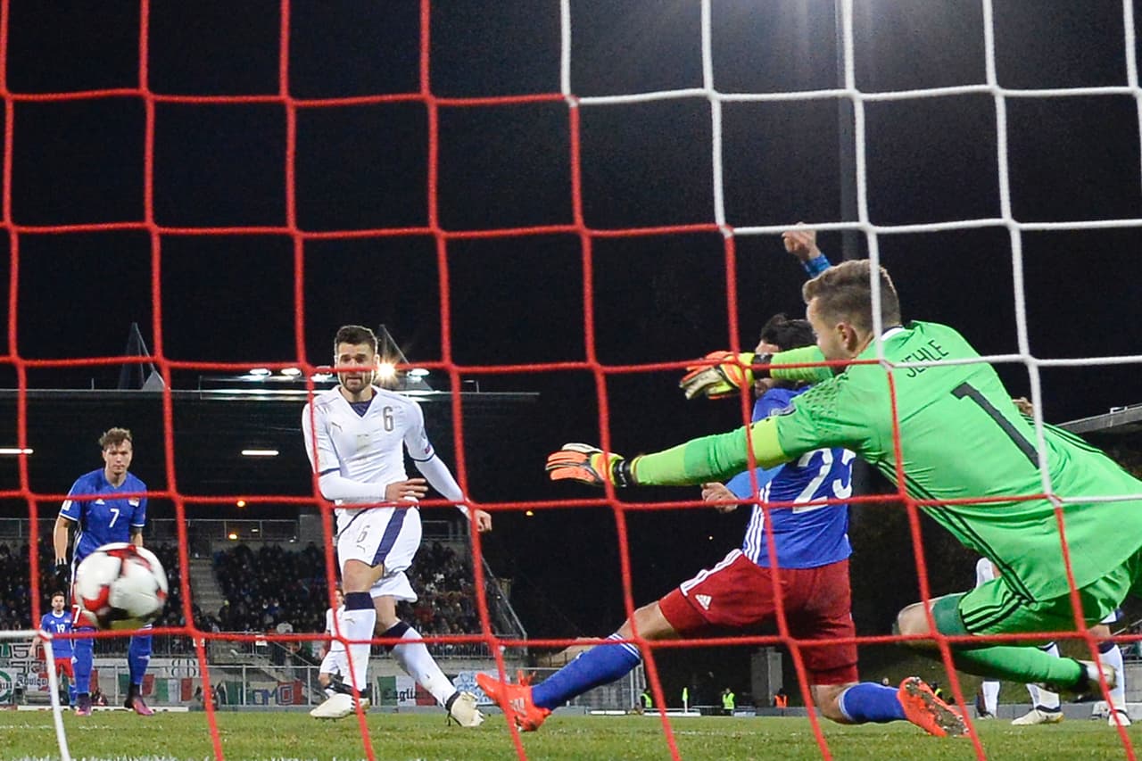 Todos los goles llegaron en el primer tiempo a los minutos 11, 12, 32 y 44, ante un equipo impotente fernte al podería italiano.