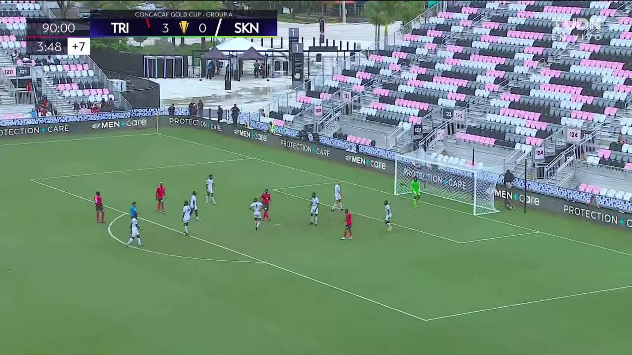 ¡TIRO ATAJADO! disparo por Ajani Fortune.