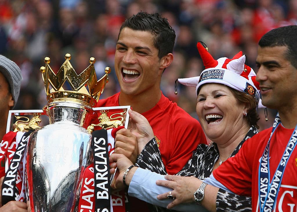 Ates de despedirse de los Red Devils, Cristiano Ronaldo ganó con Manchester United la Barclays Premier League en 2009. Aquí en festejos incluso con su madre en el campo de juego y posando con el trofeo.