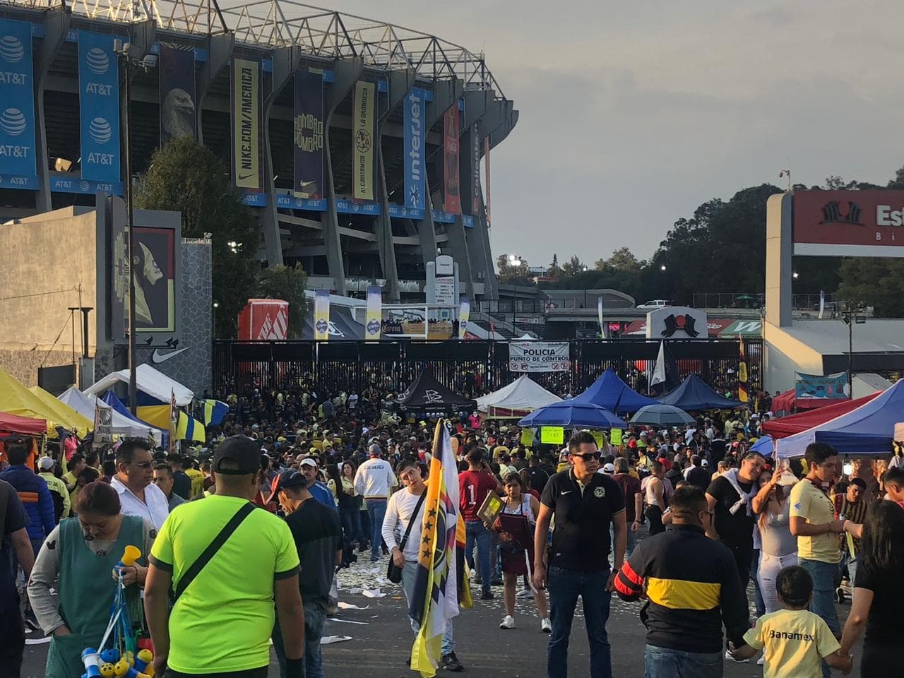 En las afueras del Estadio Azteca los fanáticos vivieron la antesala de la Semifinal entre América y Pumas.