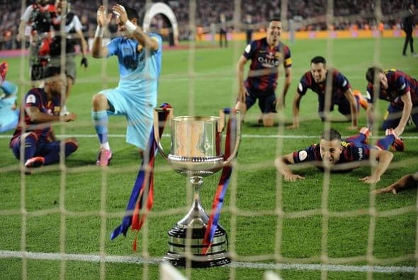 Luego de la premiación los jugadores del Barcelona tuvieron su momento de diversión en el campo.