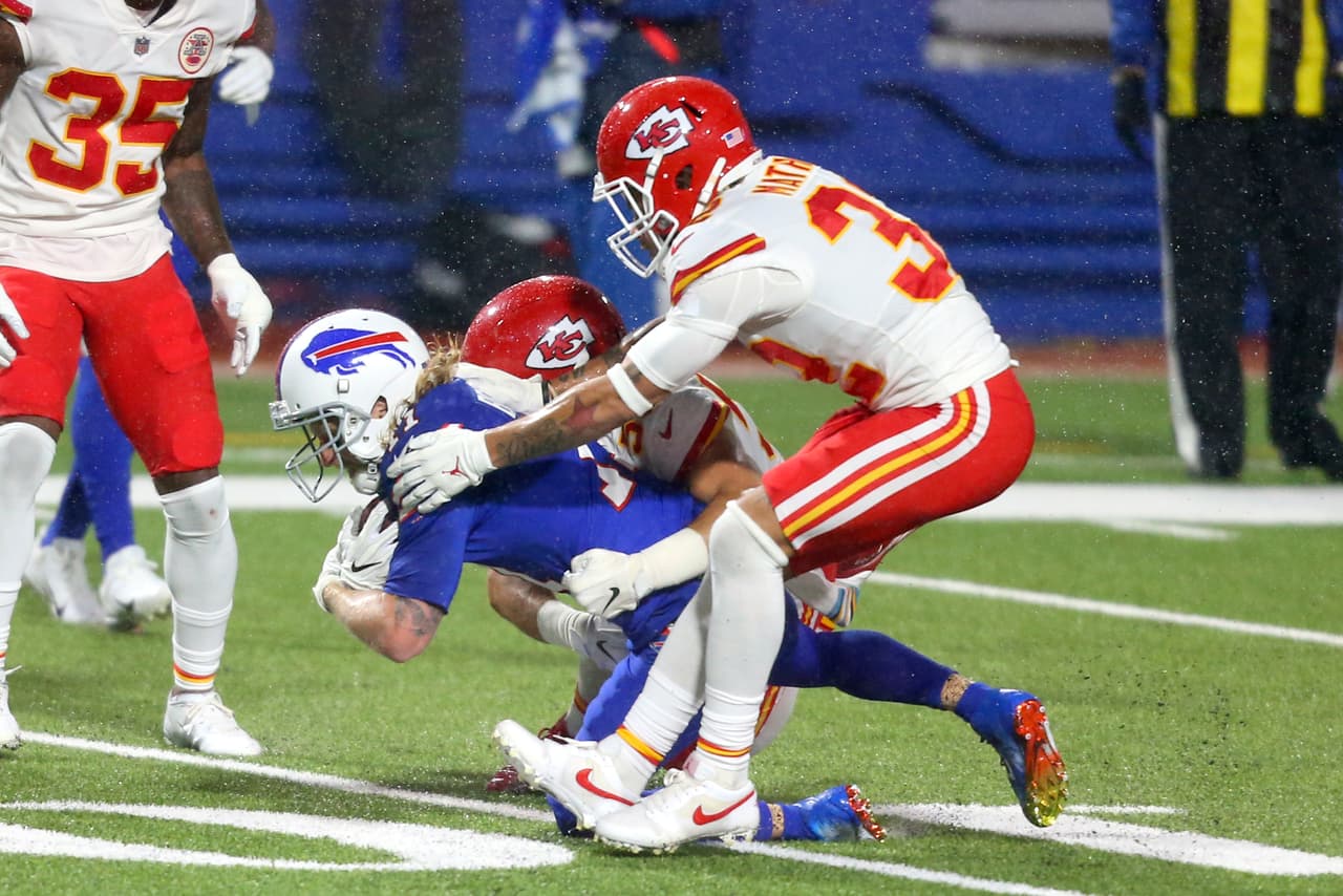 Clyde Edwards-Helaire conisguió romper las 150 yardas por aire en la victoria 26-17 sobre los Buffalo Bills.