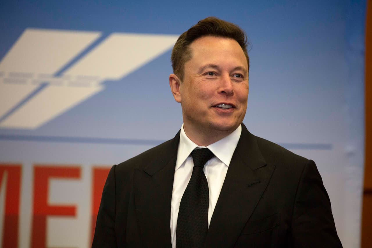 <h3 class="cms-H3-H3">7. Elon Musk</h3>
<br>
<b>(68 mil millones de dólares)</b>
<br>
<br>El fundador y CEO de 
<a href="https://www.univision.com/temas/spacex">SpaceX</a> creció en Sudáfrica y emigró a Canadá a los 17 años, antes de entrar a la Universidad de Pensilvania en Estados Unidos. Musk se ha obstinado en cambiar por completo el transporte terrestre con Tesla (de la que posee el 21%) como en el espacio exterior a través del productor de cohetes SpaceX,
<b> valorada en casi 36,000 millones de dólares. </b>