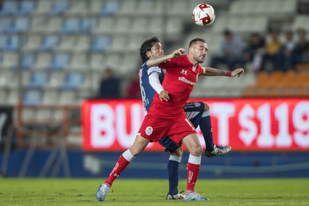 Jorge Daniel Hernández y Federico Mancuello disputan la por la poseción del balón.