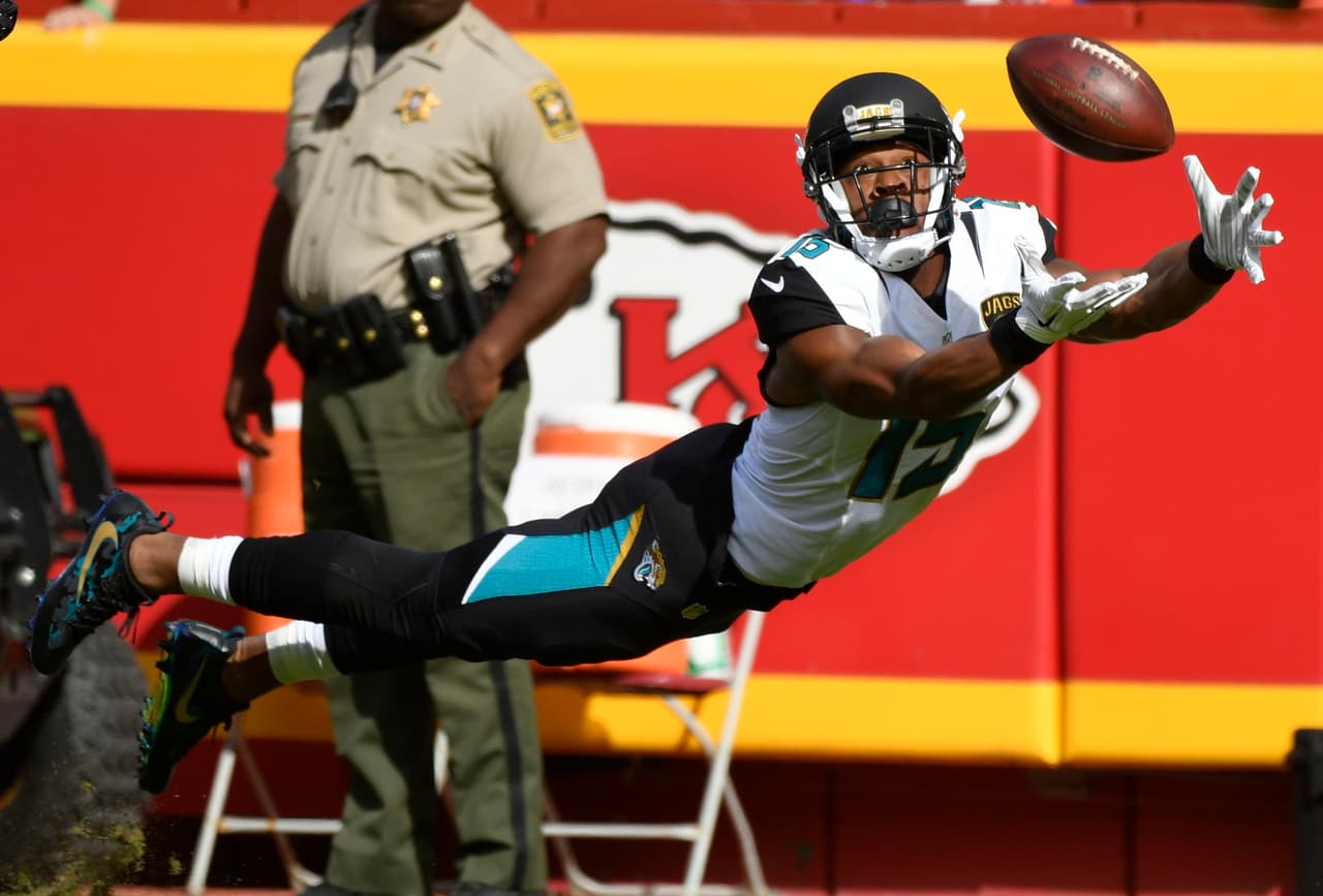 Allen Robinson de los Jaguars trató de llevarse este pase lanzándose por él, pero no resultó.
