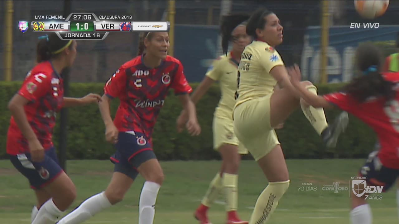 Era roja para el América por este planchazo sobre Martha Gendrón de Veracruz