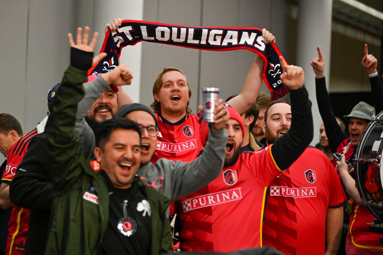 Los St. Louligans celebran la cuenta regresiva hacia el debut de St. Louis CITY SC en la MLS.