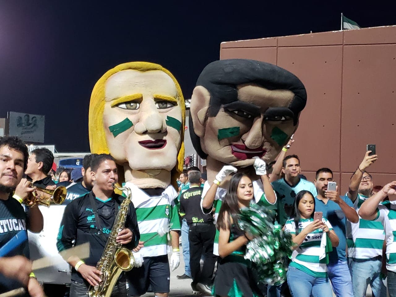 La afición de Santos está ilusionada y muestra apoyo total para Santos.