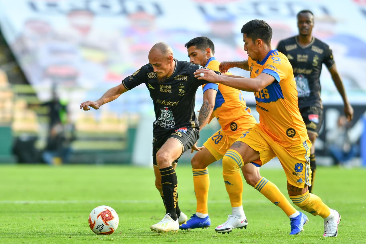 Francisco Meza gana por aire y marca el tanto que le da el empate a los Tigres.