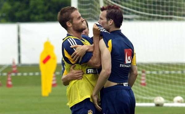 Previo a la Copa del Mundo de la FIFA 2002, Olof Mellberg y Fredrik Ljungberg se agarraron a golpes durante un entrenamiento de Suecia.