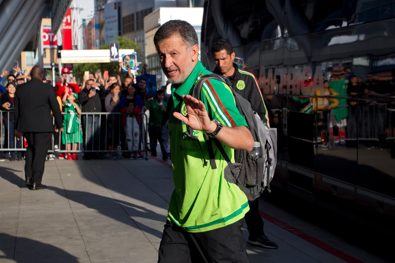 Con sombreros, maquillaje, máscaras y sobre todo, mucha actitud y mucha fiesta, la afición mexicana de Los Angeles apoyó de gran manera al TRI en su partido ante Croacia.