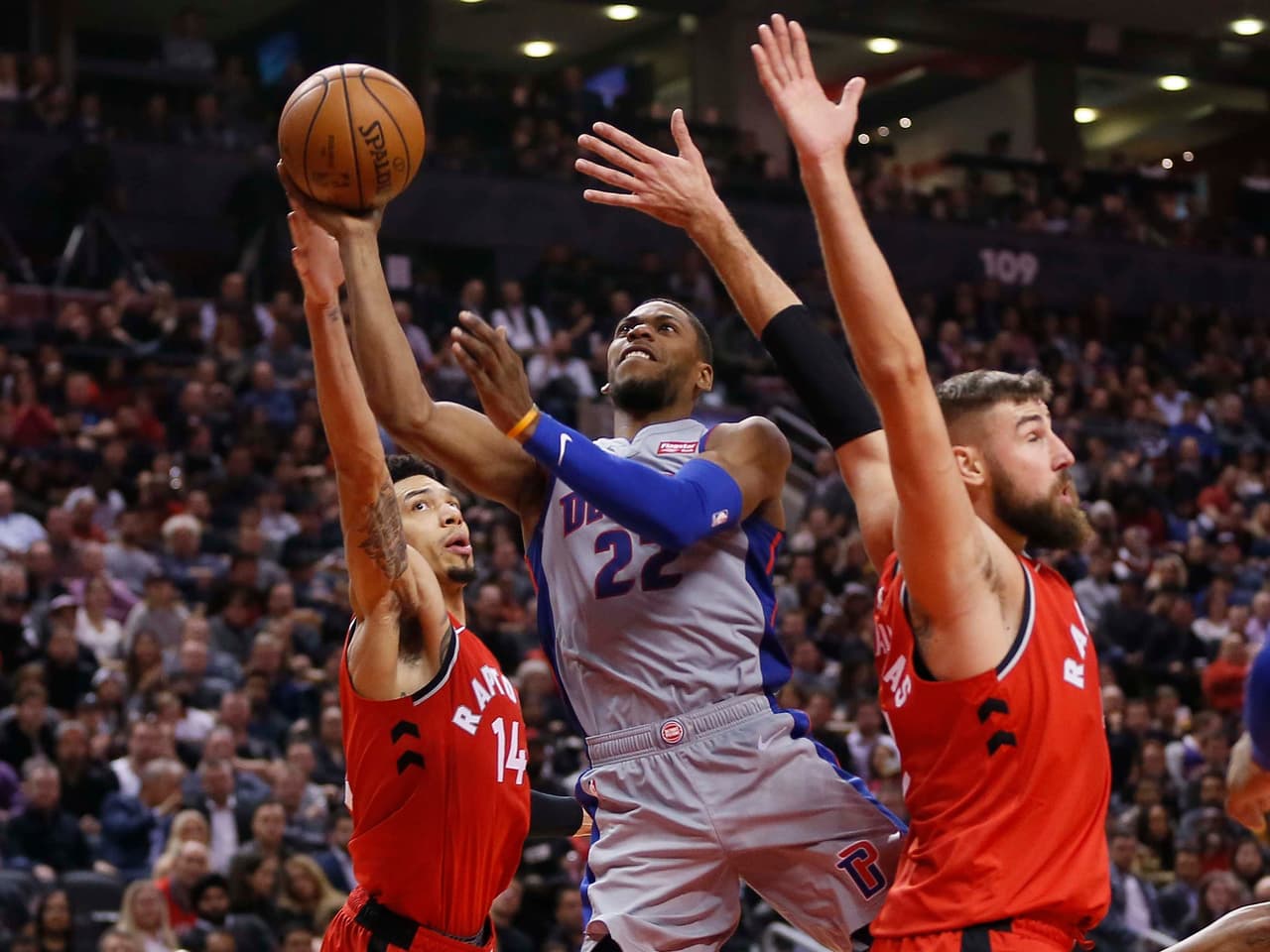 <b>Detroit 106-104 Toronto</b>. En partido con motivación especial para el entrenador de los Pistons, Dwane Casey, Blake Griffin se destacó con 30 tantos en Air Canada Centre en la victoria sobre los Raptors.