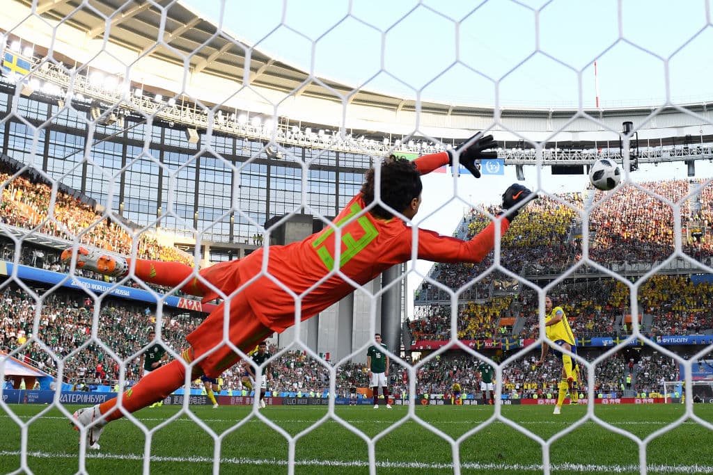 Pero en el partido más deslucido, provocado también por una debacle grupal, Ochoa puso su cuota de atajadas ante Suecia. Aquí se le ve volar para detener un obús.