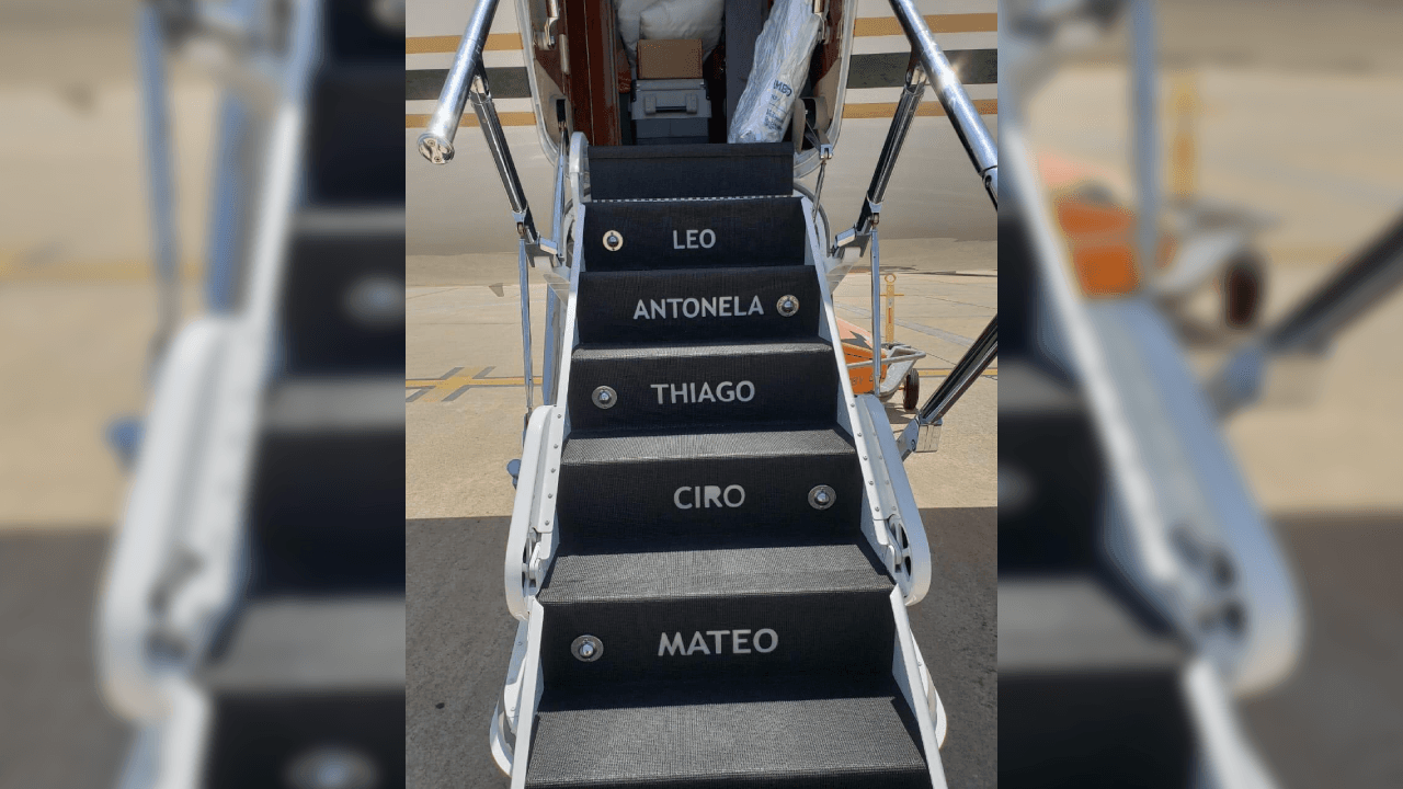 Leonel Messi viaja con estilo, pues este es el jet con el número 10 que adquirió hace poco. El avión incluye una cocina, dos baños y 16 asientos que pueden ser convertidos en camas.